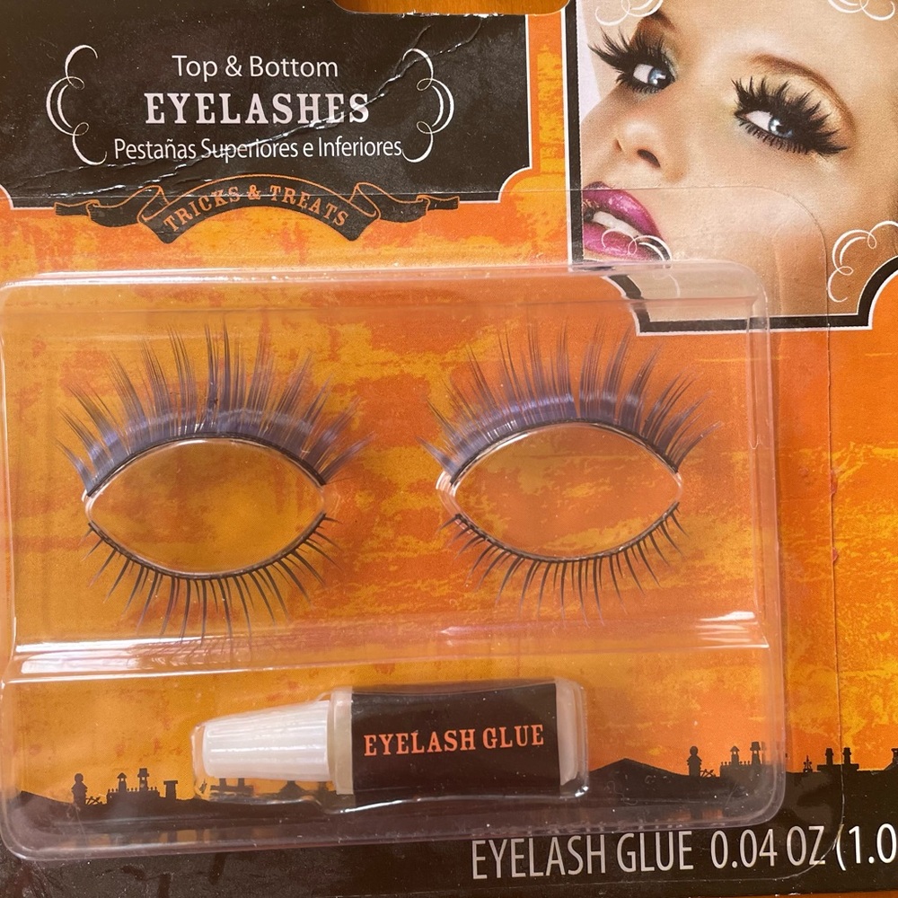 Unique blue top & bottom false lashes set! New, unopened. Glue included.